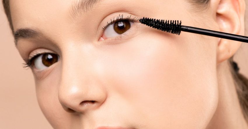 Curling Wands - Mascara On Eyelashes